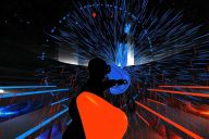 Ambiance high-tech et sensations fortes pendant l’activité VR entreprise signée MadCityZen. | © MadCityZen